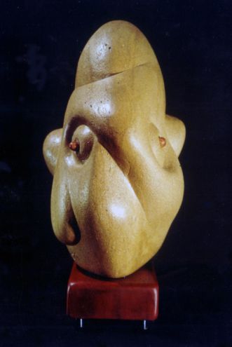 "Incarnation d‘un désir animal" Sculpture en pierre grès siliceux, marbre noir (pupilles), bois de méranti, bois d‘olivier, métal