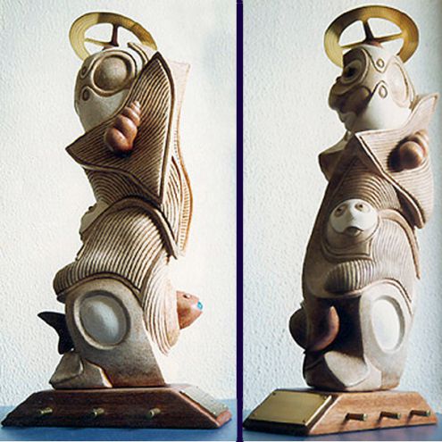 "Les enfants de Gaïa" Sculpture en pierre calcaire des Estaillades, bois de Méranti, plaques tubes et couronne crantée en laiton, bille de verre.